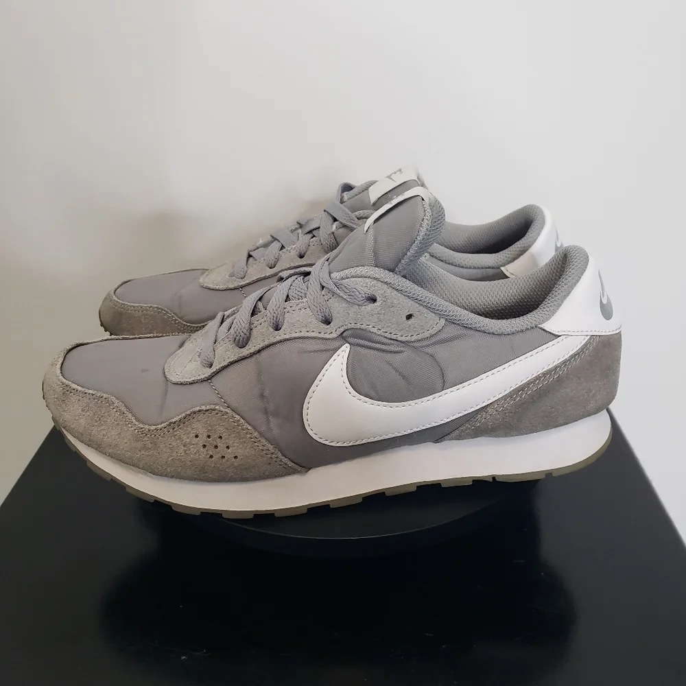 Nike MD Valiant Running Jogging  Shoes Sneakers GS‎ Women's Size 7 Gray